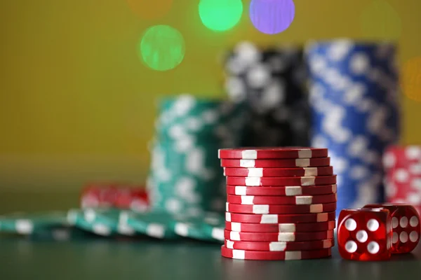 Chips voor poker op glanzende achtergrond — Stockfoto