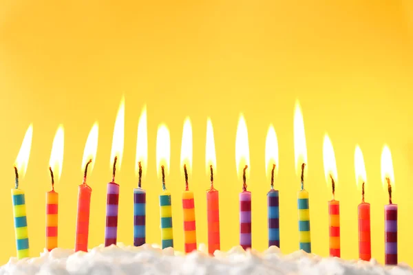 Bolo de aniversário com velas no fundo de cor — Fotografia de Stock