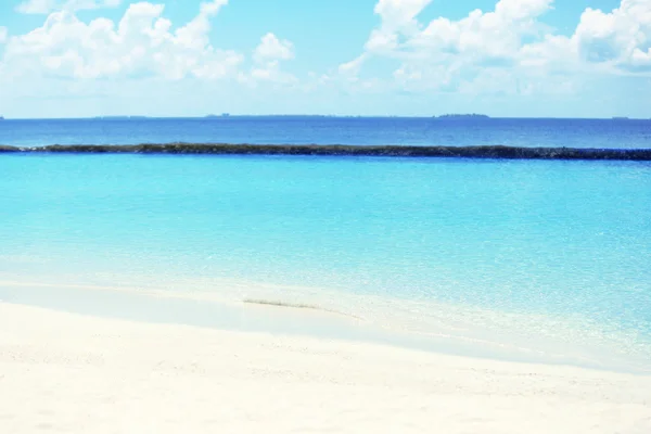 Vista de las hermosas aguas azules del océano en el resort — Foto de Stock