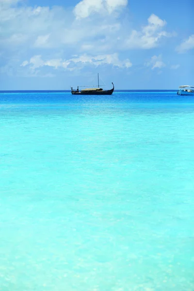 リゾートの船が付いている美しい青い海水観 — ストック写真