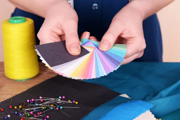 Vzorky z barevných textilií v ženských rukou — Stock fotografie