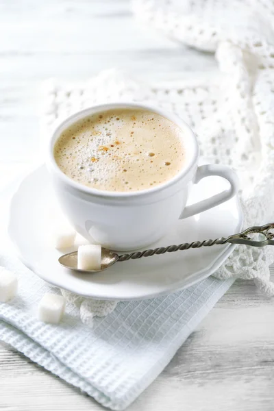 Taza de café con leche en la mesa de madera —  Fotos de Stock