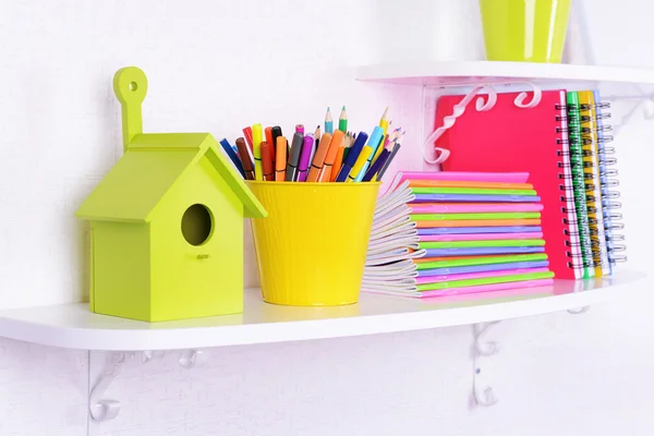 Estantes con papelería en la habitación de los niños de cerca — Foto de Stock