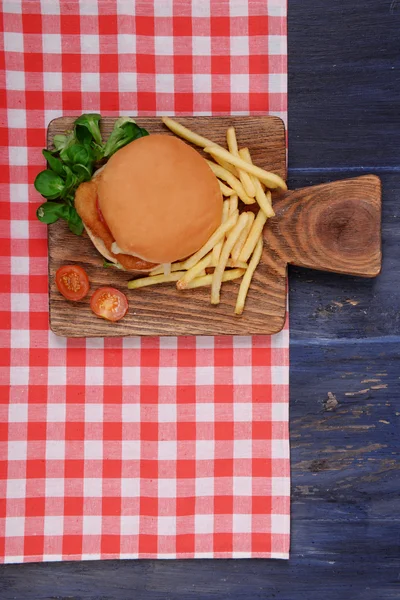 Hamburger, frytki — Zdjęcie stockowe