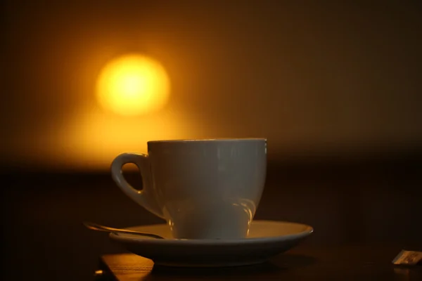 Taza de café en la mesa en la cafetería —  Fotos de Stock