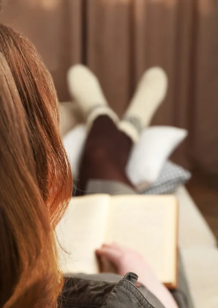 Woman reading book — Stock Photo, Image