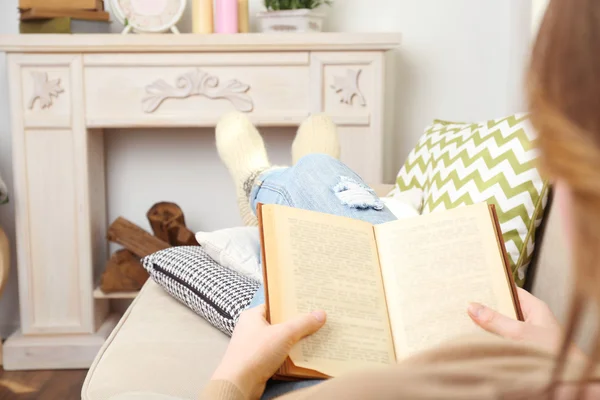 Mulher leitura livro — Fotografia de Stock