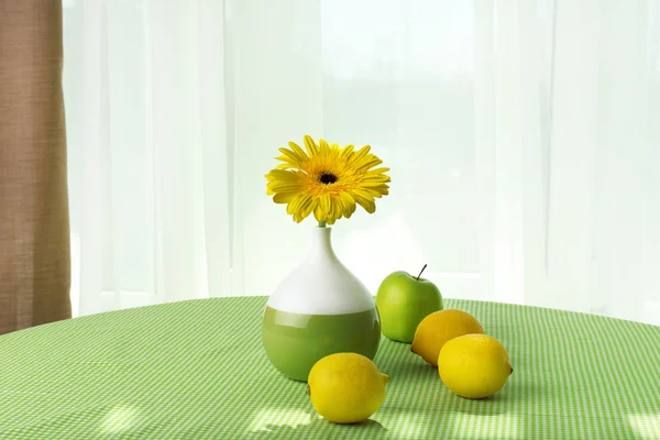 Цвет герберы с фруктами на столе на заднем плане штор — стоковое фото