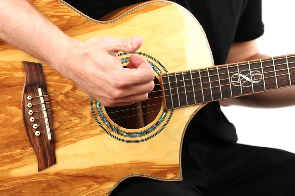 Молодий чоловік грає на гітарі — стокове фото