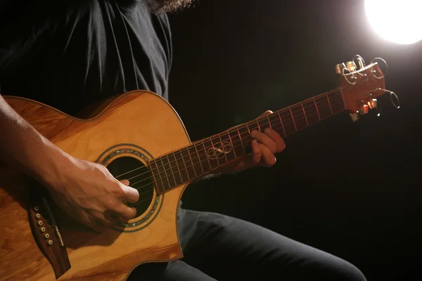 Jovem tocando guitarra — Fotografia de Stock