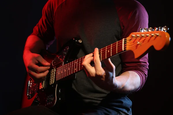 Young man playing on guitar — Stock Photo, Image