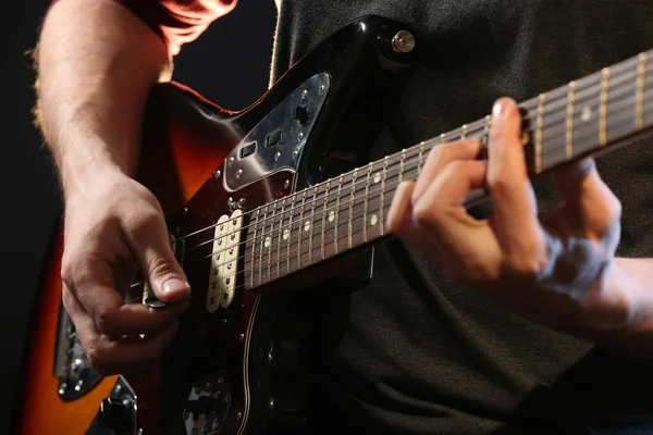若い男がギターで演奏 — ストック写真