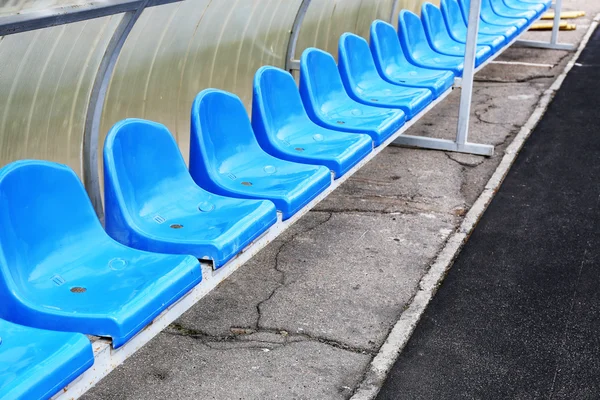 ที่นั่งสีฟ้าว่างเปล่าในสนามกีฬา — ภาพถ่ายสต็อก
