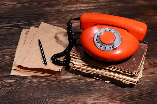 Retro telefon na stole — Stock fotografie