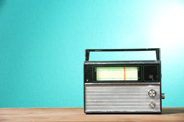 Oude retro radio op tafel op groene muur achtergrond — Stockfoto