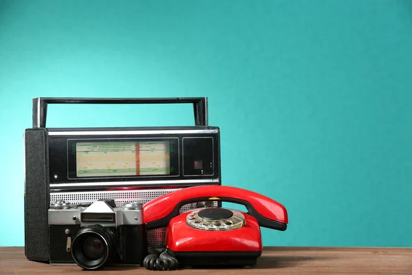 Velho rádio retro na mesa no fundo da parede verde — Fotografia de Stock