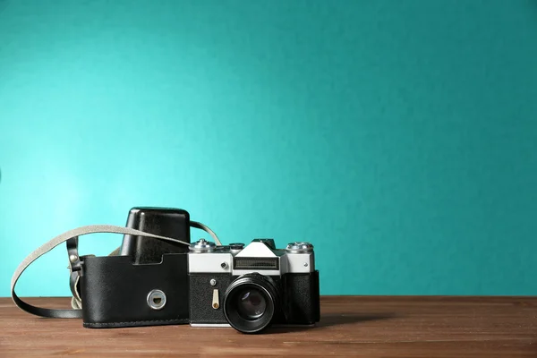 Ретро-камера на столе — стоковое фото
