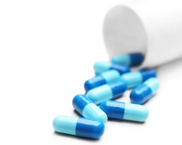 Stapel Pillen isoliert auf weiß — Stockfoto