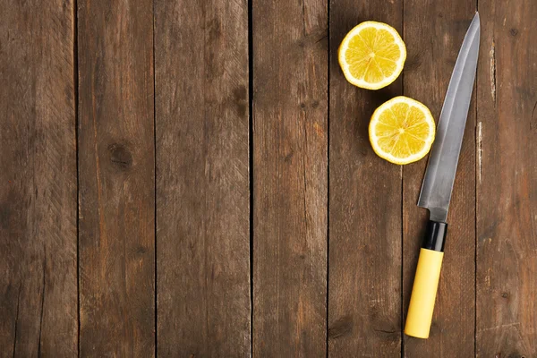 Halves of lemon with knife — Stock Photo, Image