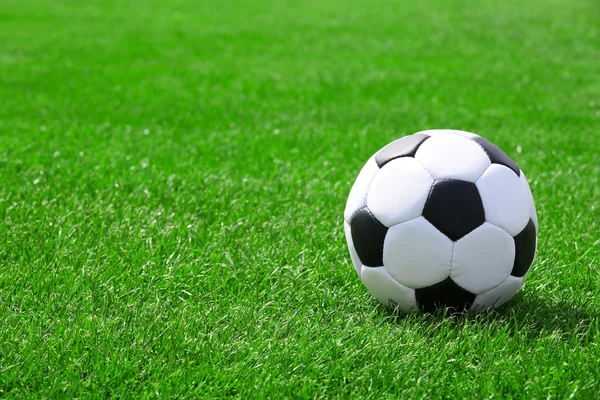Fotboll på grönt fält — Stockfoto