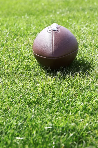 Pelota de rugby en el campo verde — Foto de Stock