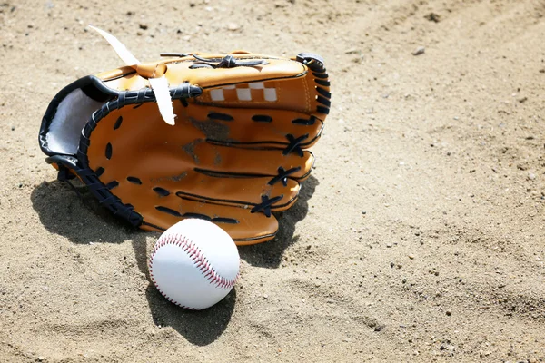 Baseballball und Handschuh — Stockfoto