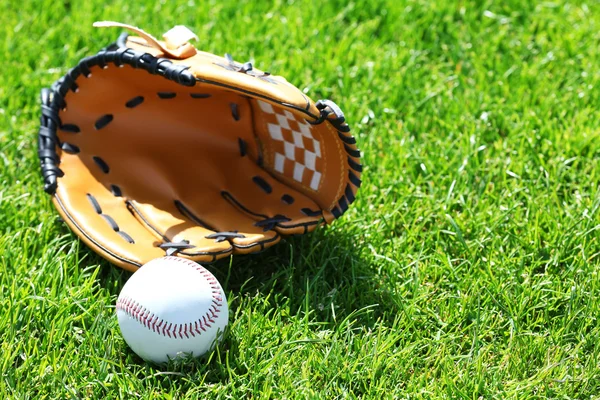 野球ボールと手袋 — ストック写真