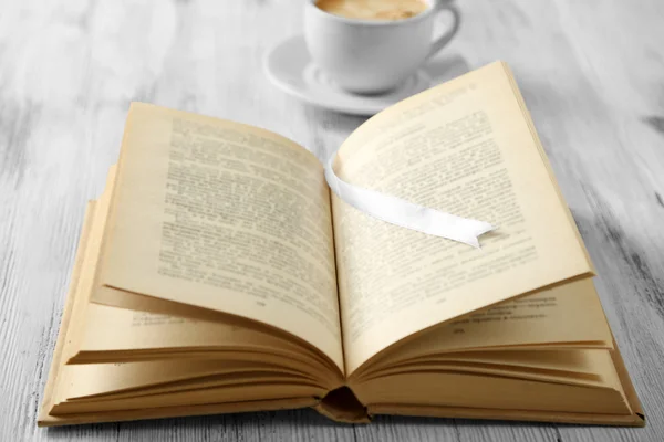 Kopp kaffe och bok — Stockfoto