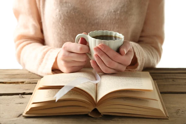 Mujer sosteniendo taza de café —  Fotos de Stock