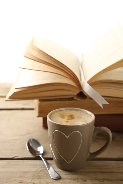 Zátiší s šálkem kávy a knih — Stock fotografie