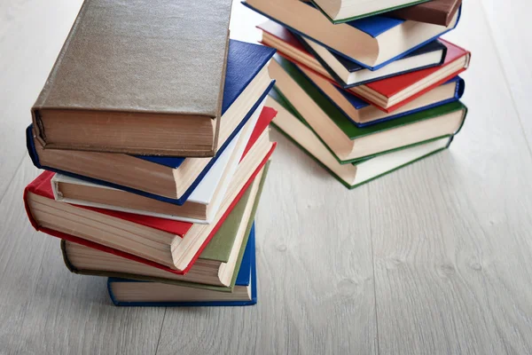 Stapels boeken op houten ondergrond — Stockfoto