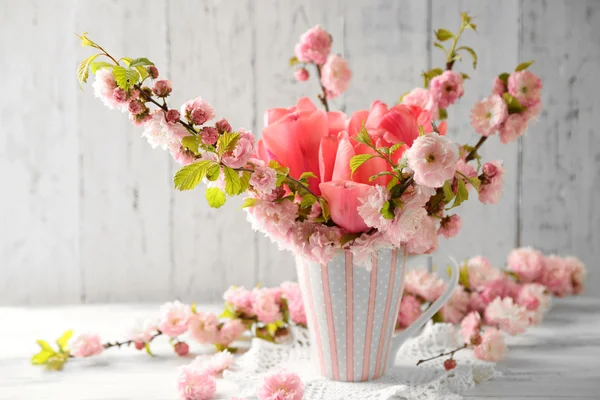 カラフルなマグカップで春の花束 — ストック写真