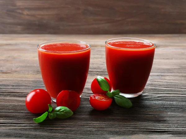 Vasos de jugo de tomate con verduras —  Fotos de Stock