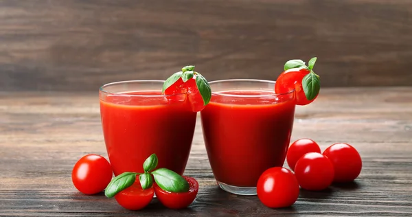 야채와 토마토 주스의 안경 — 스톡 사진