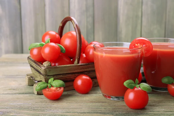 Vasos de jugo de tomate con verduras —  Fotos de Stock