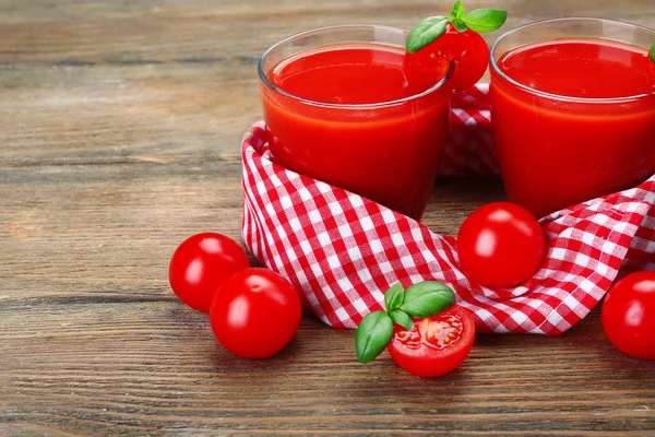 Vasos de jugo de tomate con verduras —  Fotos de Stock