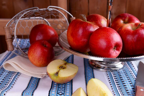 Tasty ripe apples on serving tray — Stock Photo, Image