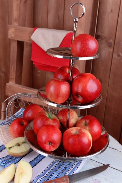 Tasty ripe apples on serving tray — Stock Photo, Image