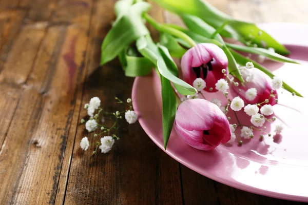 Naczynia z kwiatów na stole — Zdjęcie stockowe