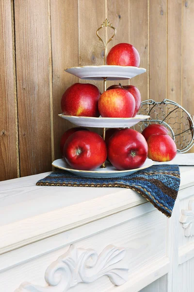 Tasty ripe apples on serving tray — Stock Photo, Image