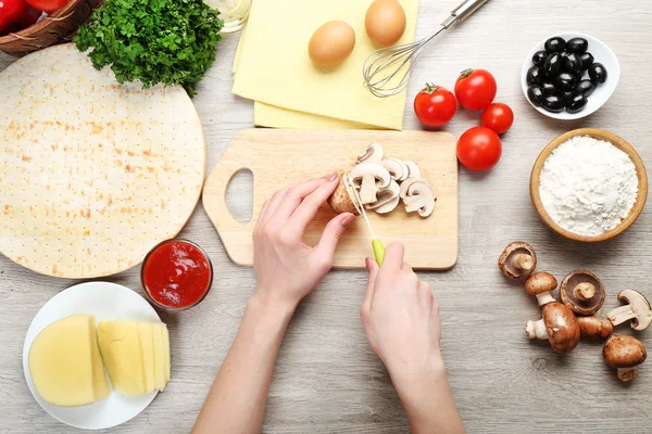 Female hands cooking pizza — Stock Photo, Image