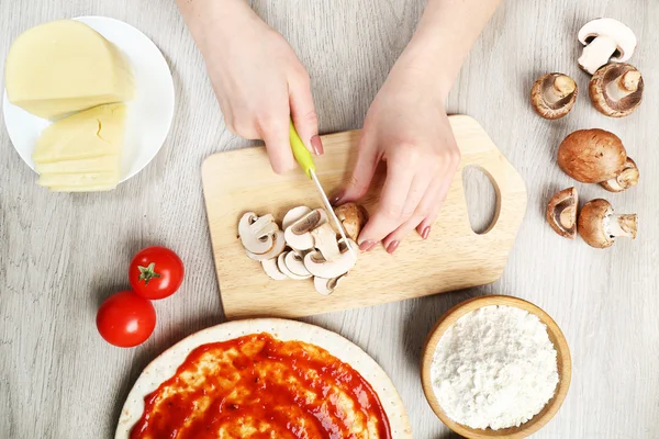 Žena ruce vaření pizza — Stock fotografie