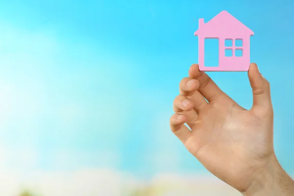 Feminino mão segurando casa — Fotografia de Stock