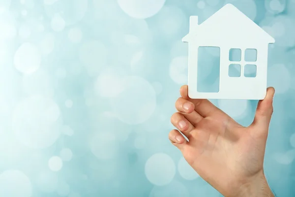 Feminino mão segurando casa — Fotografia de Stock