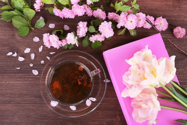 ピンクのバラとハーブティーのカップ — ストック写真