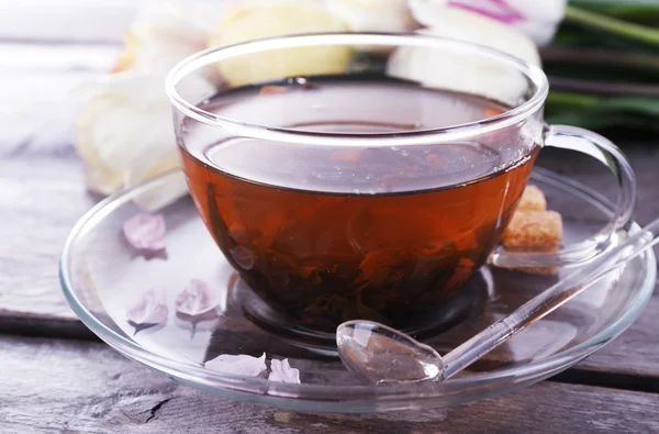 Cup of herbal tea with tulips — Stock Photo, Image