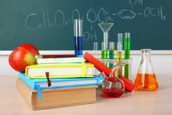 Bureau en classe de chimie avec éprouvettes — Photo