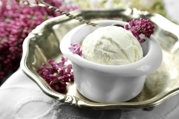 Ice cream and lilac flowers — Stock Photo, Image