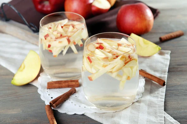 Ποτήρια μηλόξυδο με φρούτα και κανέλα — Φωτογραφία Αρχείου