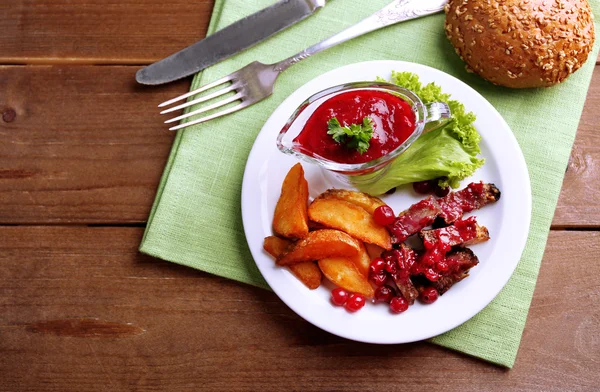 Boeuf à la sauce aux canneberges, tranches de pommes de terre rôties — Photo